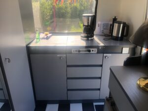 Die Küchenzeile von Graziella mit Kaffeemaschine und Wasserkocher