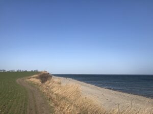 Feld, Steilküste und Strand Süssau