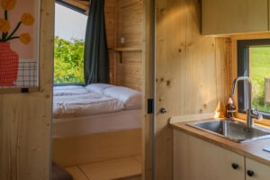 Küchenzeile mit Schlafzimmer dahinter