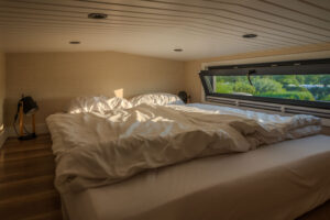 Doppelbett auf Schlafempore
