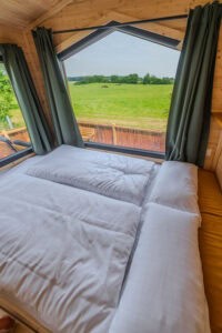 Doppelbett mit Panoramafenster