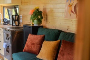 Gemütliches Sofa mit Kamin daneben