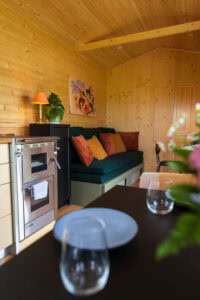 Sofa, Kamin und Esstisch im Tiny Haus Mia