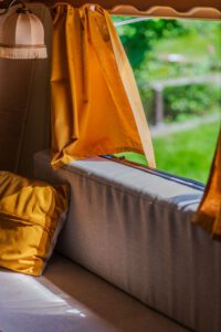 Gardine im Wind in Retro-Camper Astrid