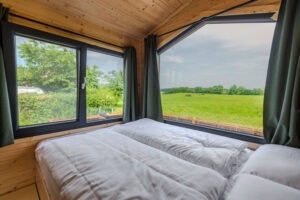 Panoramafenster im Schlafzimmer im Tiny Haus Mia