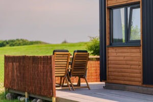 Sonniger Sitzplatz vor Tiny Haus Mia