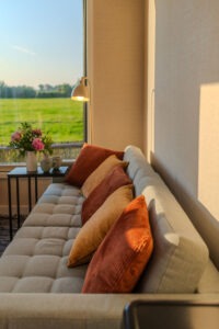 Gemütliches Sofa mit Ausblick