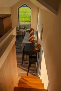 Blick von Schlafempore ins Wohnzimmer