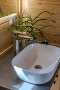 Waschbecken im Badezimmer in Mia