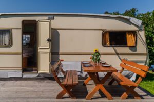 Sonnenterrasse mit Retro-Camper Astrid