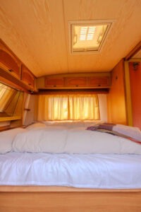 Doppelbett mit Fenster