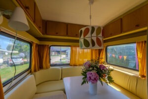 Sitzecke in Retro-Camper Lotta