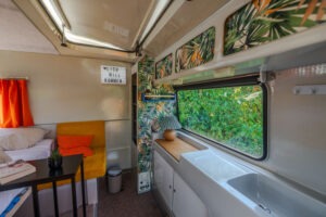 Sitzen im Retro-Camper Michel