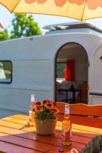 Entspannen vor Retro-Camper Michel