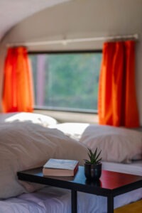Lesen und entspannen im Retro-Camper Michel