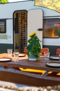Sitzgelegenheit vor Retro-Camper Lotta