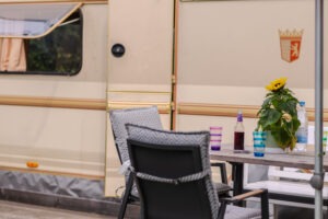 Sitzen vor Retro-Camper Kalle