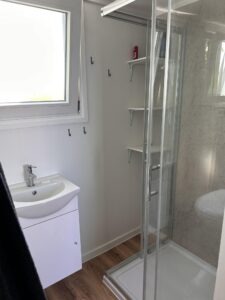 Badezimmer mit Dusche und WC