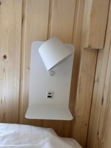 Leseleuchte am Bett mit USB-Handylader