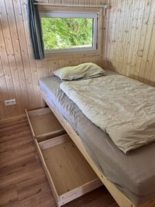 Schlafzimmer von Karlsson mit Schubladen unter dem Bett